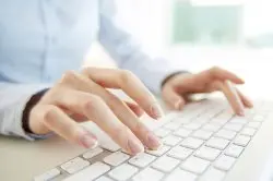 お問い合わせフォームに入力している様子